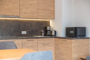 Fridge, microwave, stovetop, dishwasher - Apartment 'Kriendl Nr 4' with Mountain View, Private Terrace and Wi-Fi (Valdaora di Mezzo)