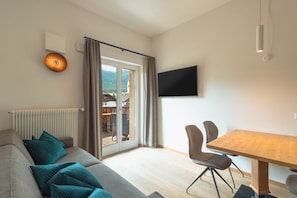 TV - Apartment 'Kriendl Nr 4' with Mountain View, Private Terrace and Wi-Fi (Valdaora di Mezzo)