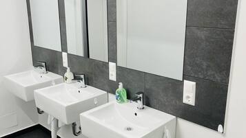 Slaapzaal | Badkamer