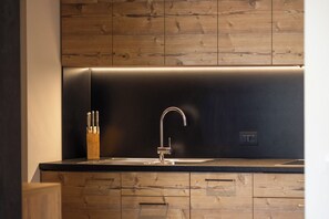 Kühlschrank, Mikrowelle, Herdplatte, Geschirrspüler