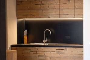 Geladeira, micro-ondas, cooktop, lava-louças
