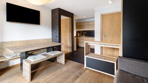 Eine moderne Küche mit Holzausstattung, einem Einbauofen und einem großen Fenster.