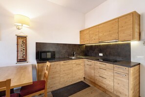 Réfrigérateur, micro-ondes, plaque de cuisson, lave-vaisselle