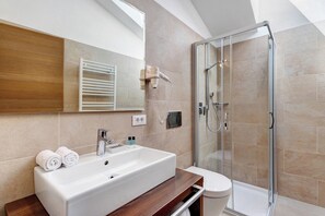 Douche, sèche-cheveux, serviettes fournies