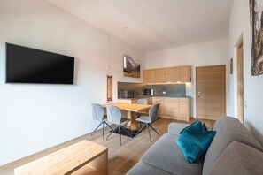 Un appartement moderne comprenant un coin repas, une kitchenette et un espace de vie.