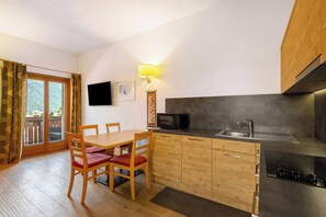 Kühlschrank, Mikrowelle, Herdplatte, Geschirrspüler