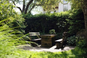 Outdoor dining - Apartment 'Kriendl Nr 3' with Mountain View, Shared Garden and Wi-Fi (Valdaora di Mezzo)