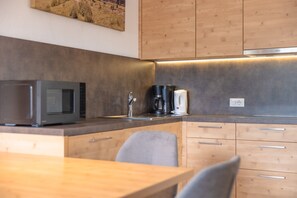 Fridge, microwave, stovetop, dishwasher - Apartment 'Kriendl Nr 3' with Mountain View, Shared Garden and Wi-Fi (Valdaora di Mezzo)