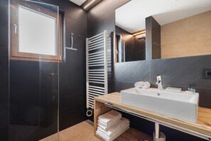 Dusche, kostenlose Toilettenartikel, Haartrockner, Handtücher