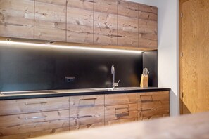 Fridge, microwave, stovetop, dishwasher - Apartment 'Villa Kriendl Nr 2 Hochalm ' with Mountain View, Shared Garden and Wi-Fi (Valdaora di Mezzo)