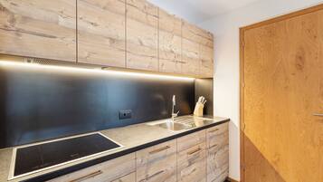 Frigorifero, microonde, piano cottura, lavastoviglie