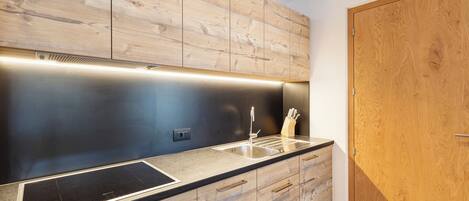 Kühlschrank, Mikrowelle, Herdplatte, Geschirrspüler