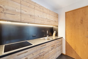 ثلاجة، ميكروويف، موقد طهي مسطح، غسالة أطباق