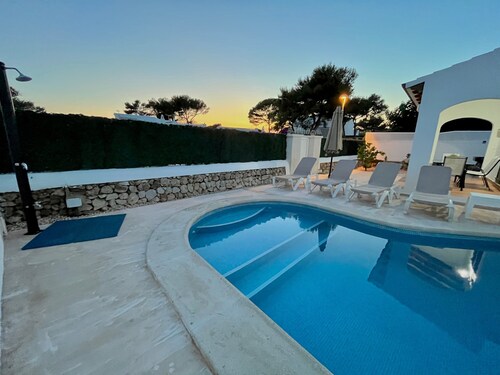 Villa Rose avec barbecue, billard, piscine et chaînes internationales par satellite