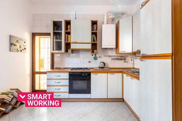 Kühlschrank, Ofen, Wasserkocher, Kochgeschirr/Geschirr/Besteck