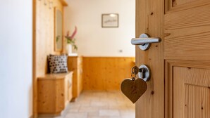 Una puerta de madera con un llavero con forma de corazón y el número 2.
