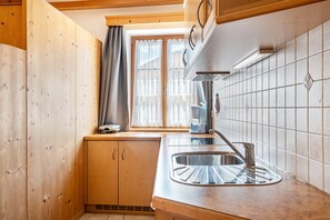 Fridge, stovetop, dishwasher, coffee/tea maker - Apartment "Schreiberhof Landhaus" with Mountain View, Shared Garden & Wi-Fi (Laion)