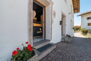 Exterior detail - Apartment "Schreiberhof Landhaus" with Mountain View, Shared Garden & Wi-Fi (Laion)