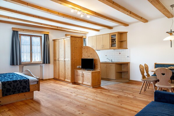 1 bedroom, free WiFi, bed sheets - Apartment "Schreiberhof Landhaus" with Mountain View, Shared Garden & Wi-Fi (Laion)