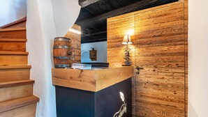 Una mesa de recepción con detalles de madera, una lámpara y un barril.