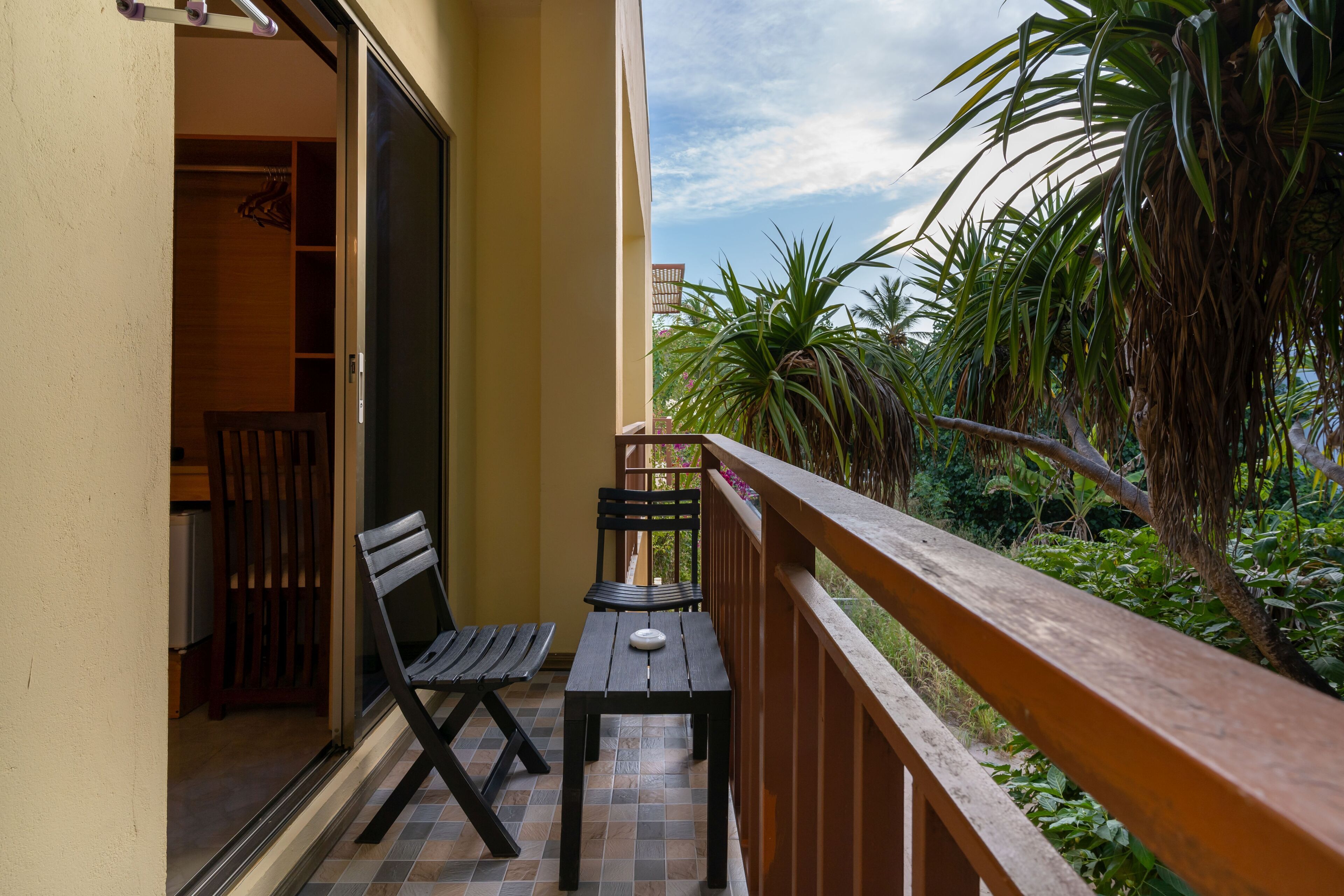 أغطية فراش متميزة وأسرّة بإسفنج يتكيف مع شكل الجسم وميني بار