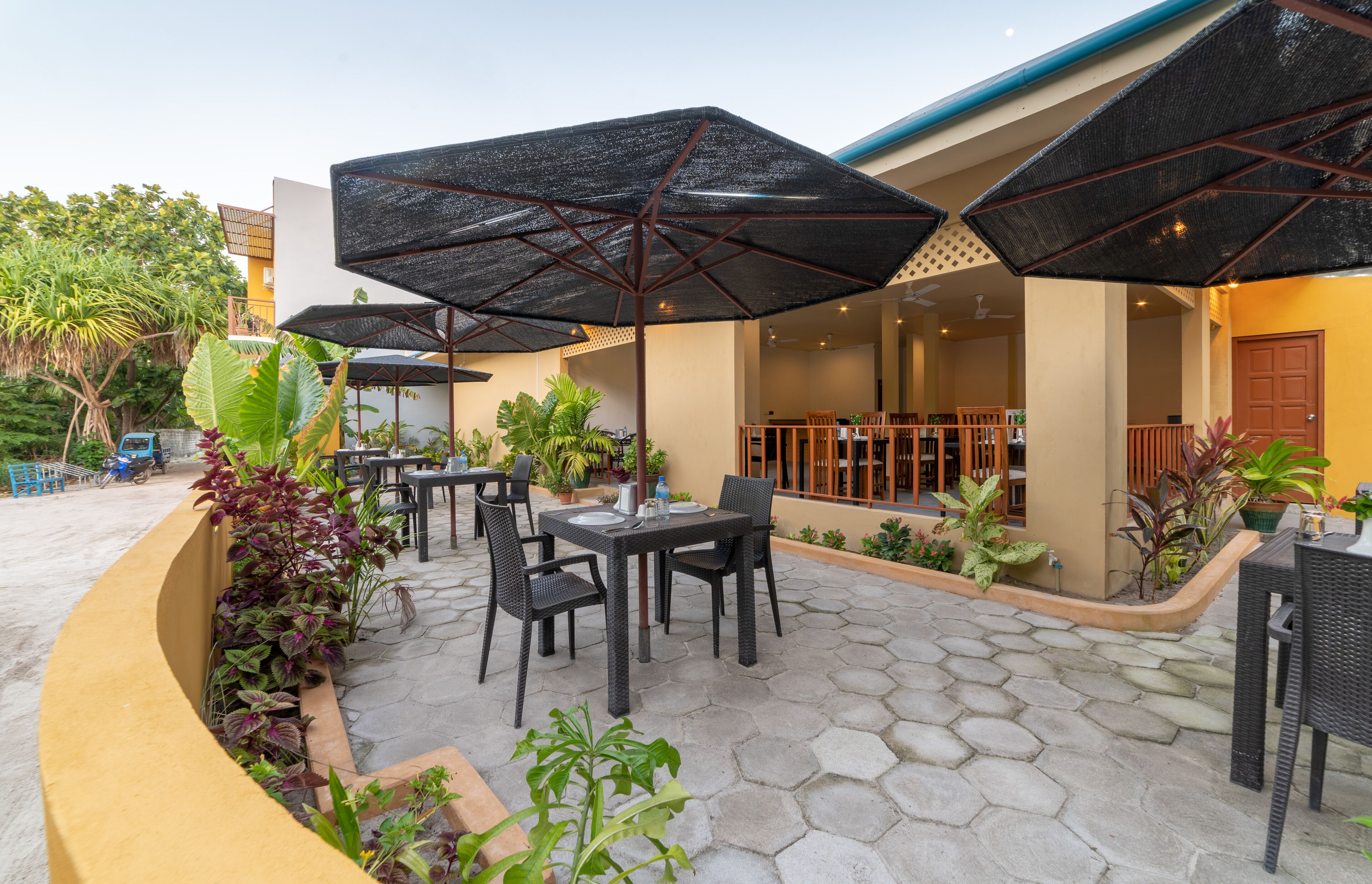 Ontbijt, serveert lunch, diner, Aziatische gerechten, stranduitzicht 