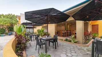 Ontbijt, serveert lunch, diner, Aziatische gerechten, stranduitzicht