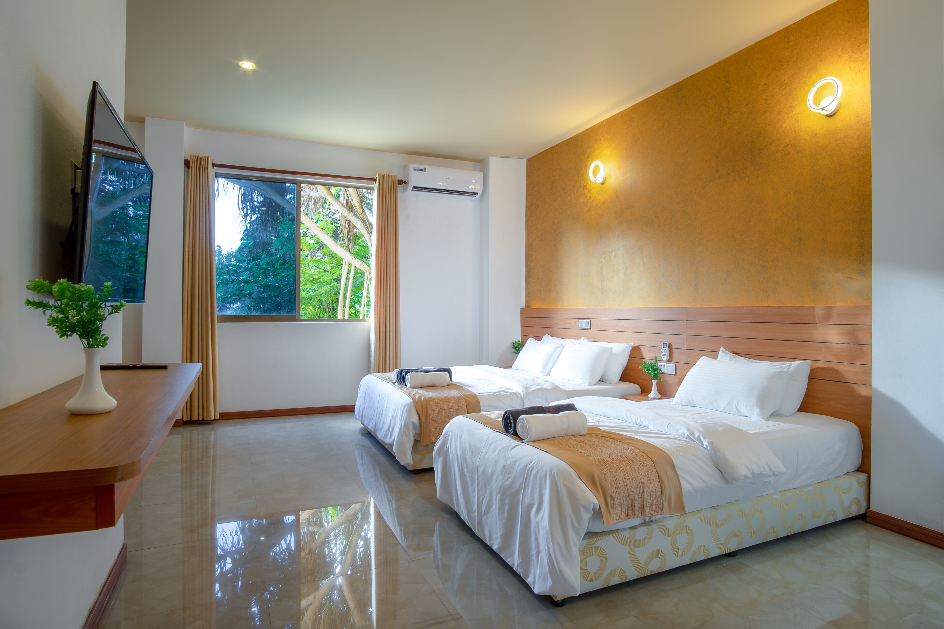 أغطية فراش متميزة وأسرّة بإسفنج يتكيف مع شكل الجسم وميني بار