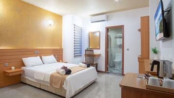 Hochwertige Bettwaren, Betten mit Memory-Foam-Matratzen, Minibar