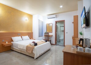 เครื่องนอนระดับพรีเมียม, เตียงเมมโมรีโฟม, มินิบาร์, ตู้นิรภัยในห้องพัก