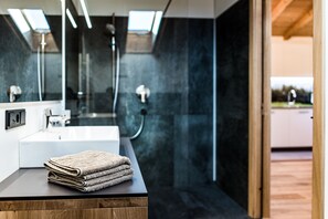 Regadera, amenidades de baño gratuitas, secadora de cabello, toallas 