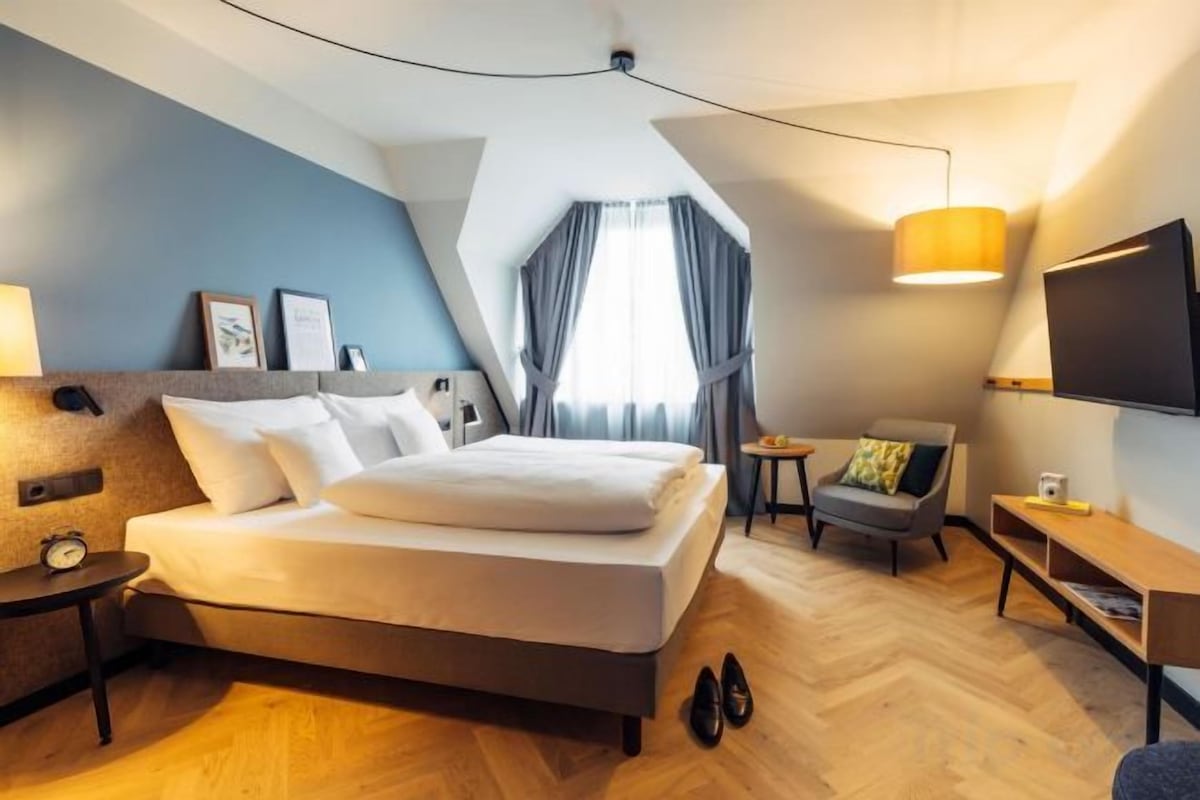 Premium bedding, in-room safe, soundproofing, WiFi (free)