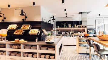 بوفيه فطور يوميًا بتكلفة قدرها (16 EUR للشخص)