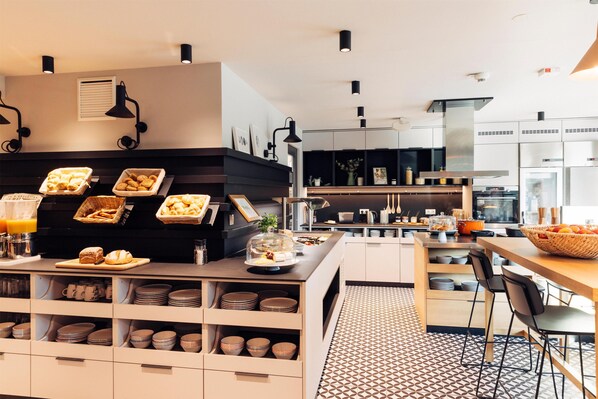 Petit déjeuner buffet (18 EUR par personne)