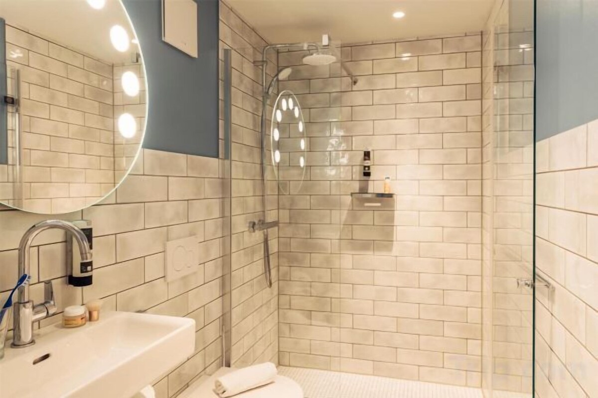 Douche, séchoir à cheveux, serviettes fournies, savon