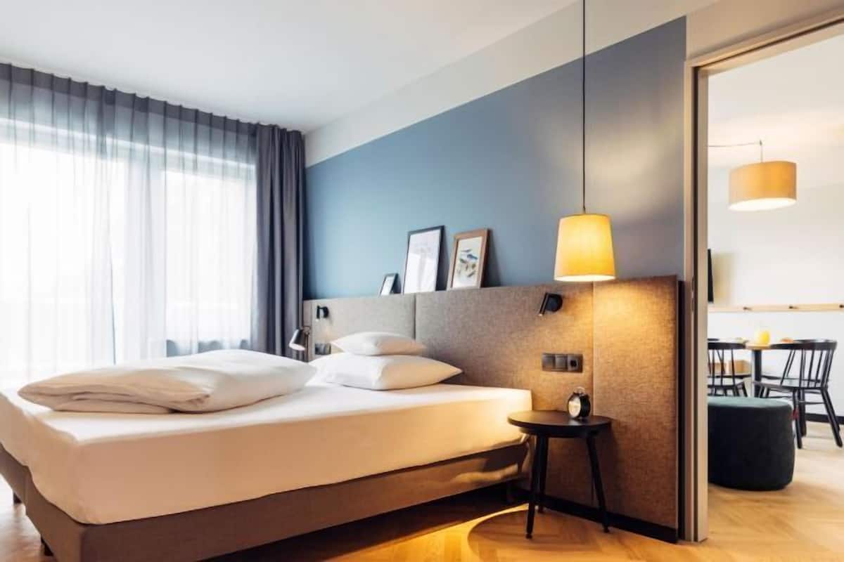 Premium bedding, in-room safe, soundproofing, free WiFi