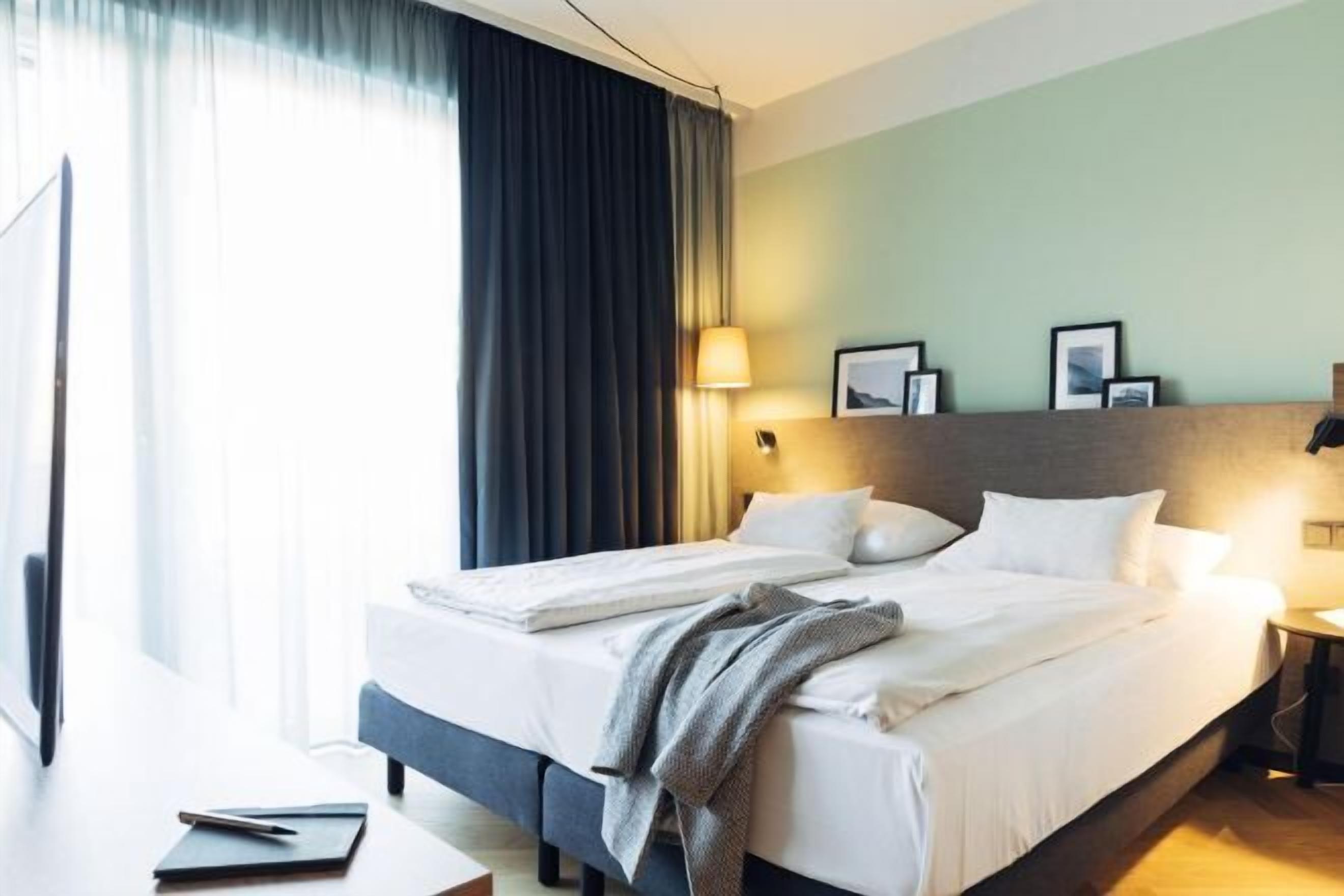 Premium bedding, in-room safe, soundproofing, free WiFi