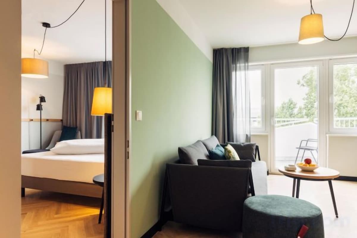 Premium bedding, in-room safe, soundproofing, WiFi (free)