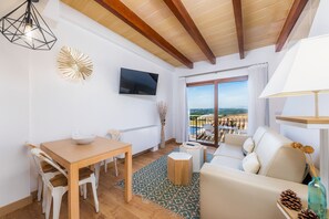 Una televisión, una mesa de tenis de mesa