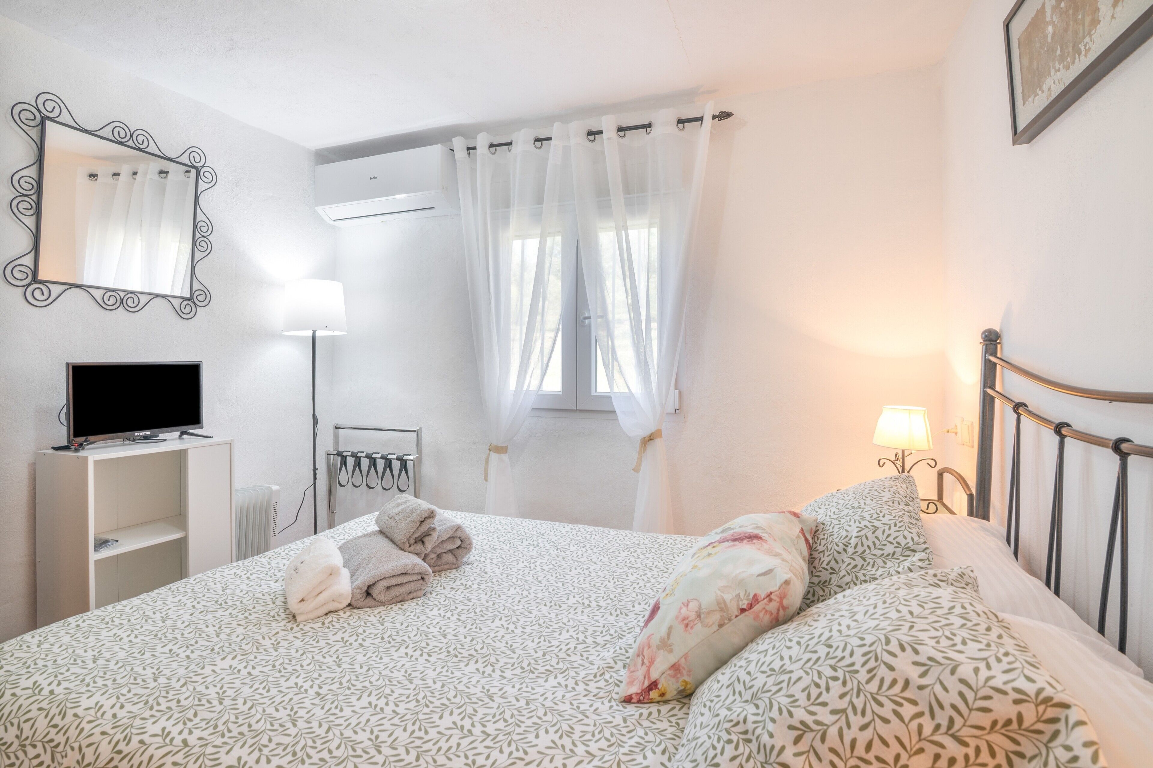 5 bedrooms, iron/ironing board, free WiFi, bed sheets