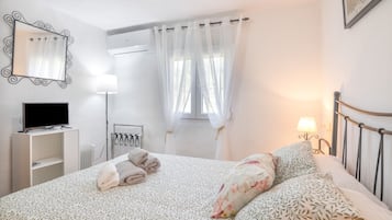 5 bedrooms, iron/ironing board, free WiFi, bed sheets