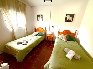 5 chambres, fer et planche à repasser, accès au Wi-Fi (inclus)