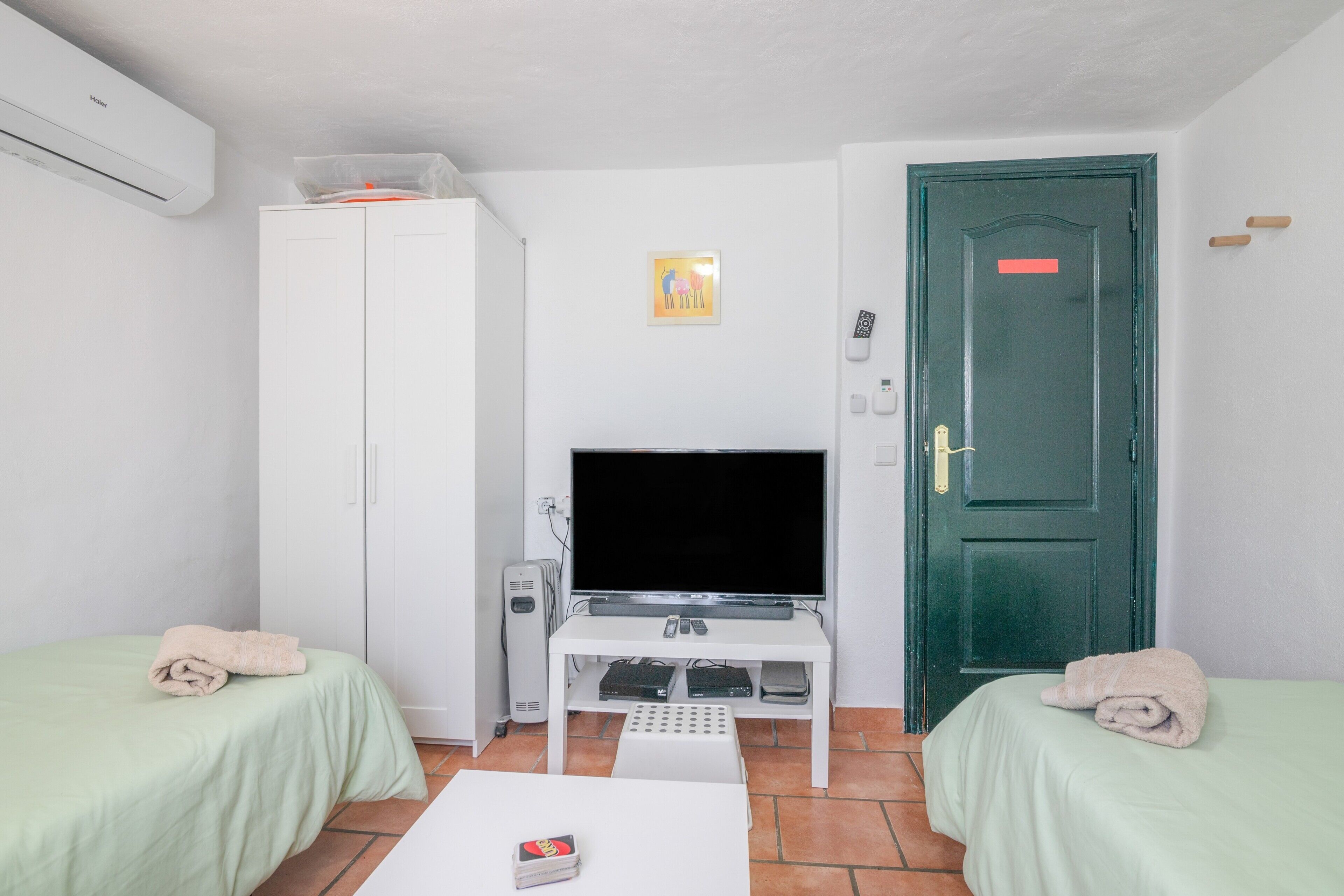 5 bedrooms, iron/ironing board, free WiFi, bed sheets