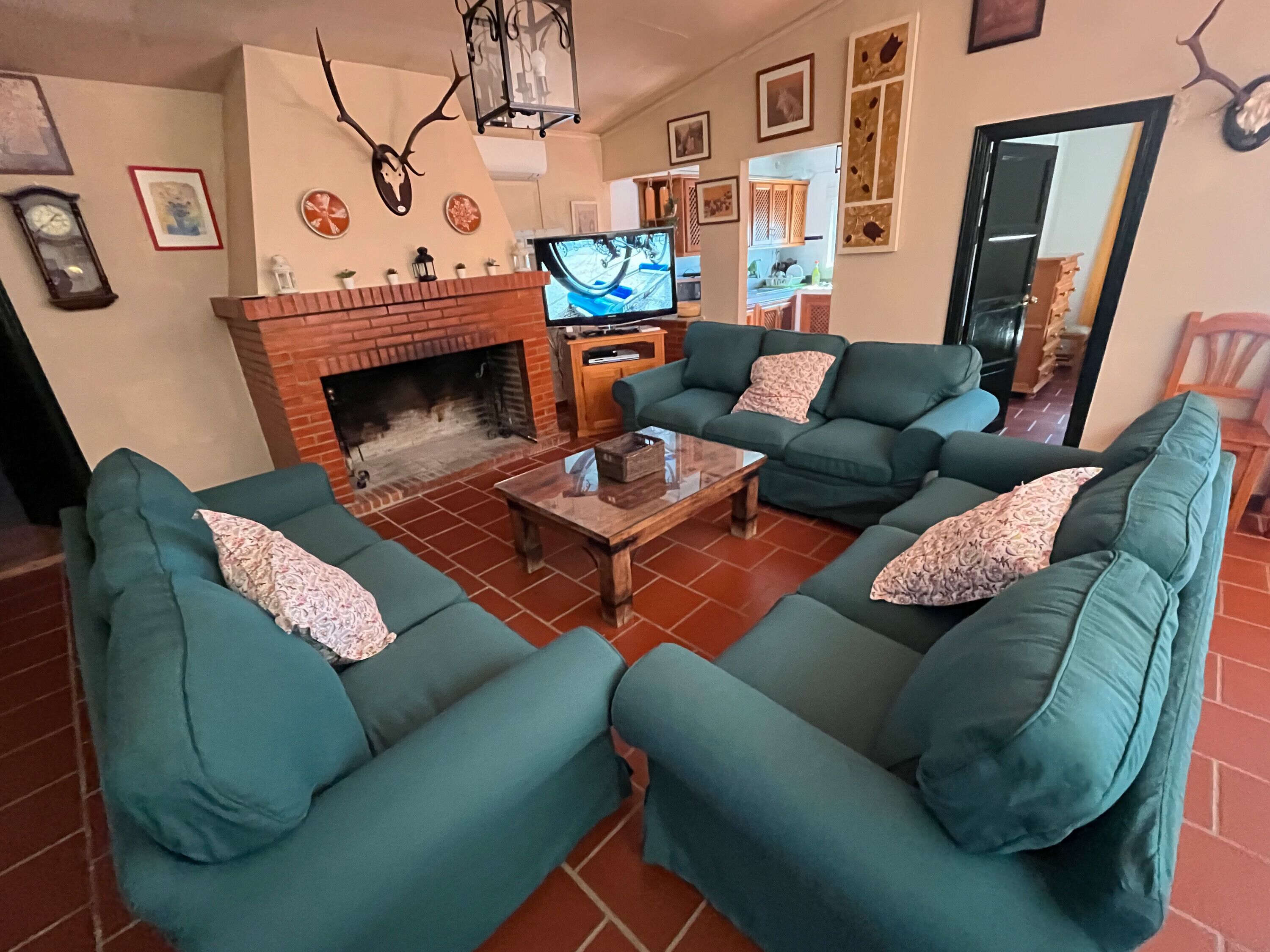 Een televisie, een open haard, een dvd-speler en een stereo