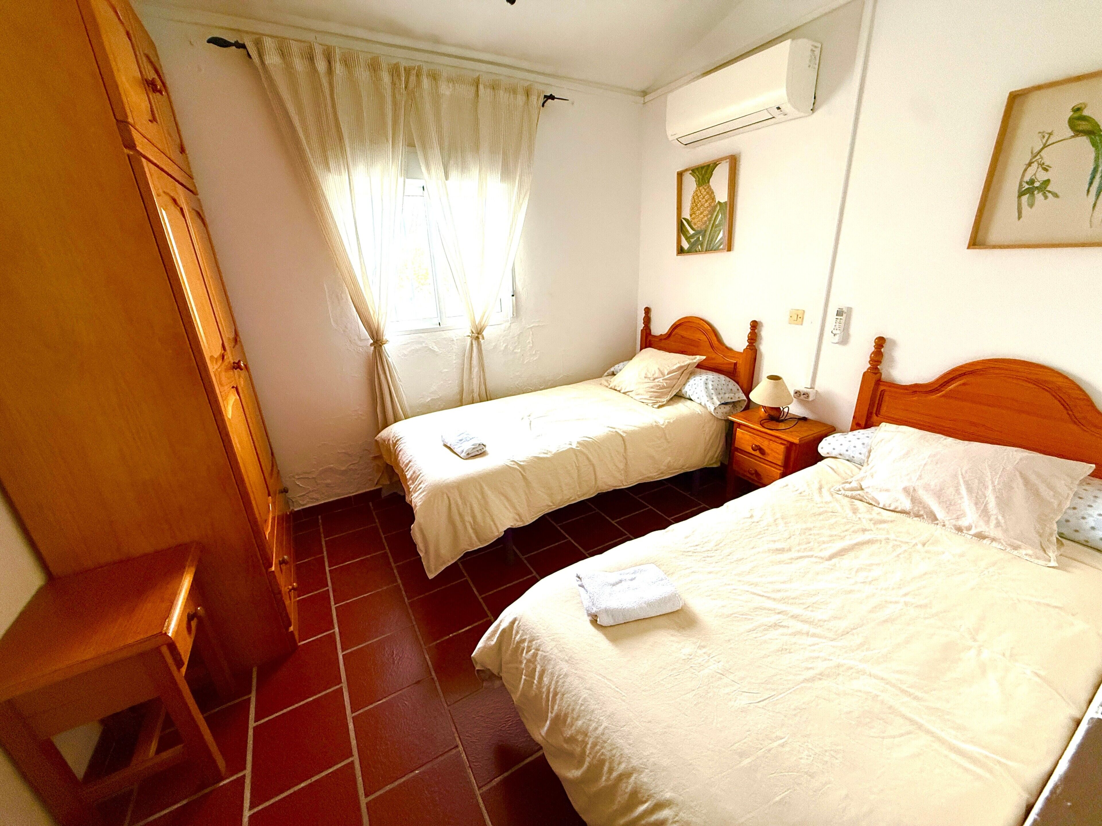 5 dormitoris, planxa i posts de planxar, wifi gratuïta i roba de llit 