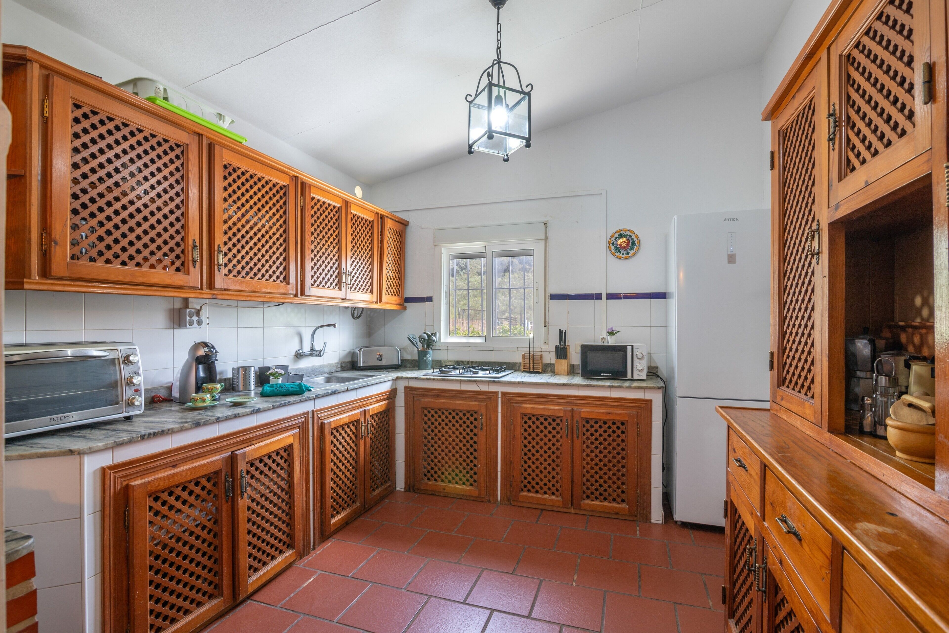 Frigorífico, microondas, horno y placa de cocina
