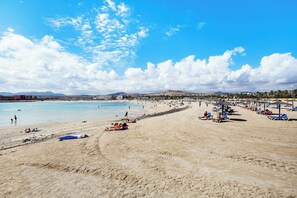 Una spiaggia nelle vicinanze