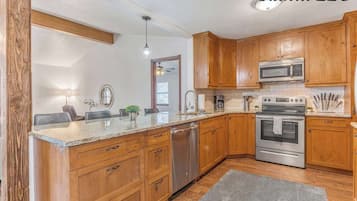 Een koelkast, een koffiezetapparaat/waterkoker