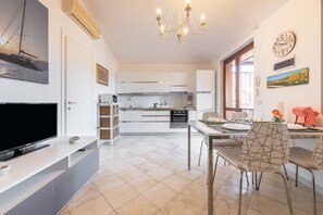 Fridge, oven, stovetop, coffee/tea maker - Holiday Home 'Attico Il Mandorleto' with Mountain View and Air Conditioning (VILLASIMIUS)