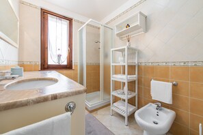 Shower, hair dryer, towels - Holiday Home 'Attico Il Mandorleto' with Mountain View and Air Conditioning (VILLASIMIUS)